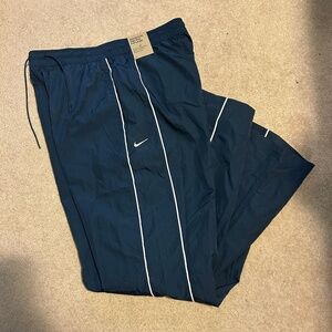 Nike Women's Sportswear Classic Woven UV Protection High Rise Standard Fit Pant